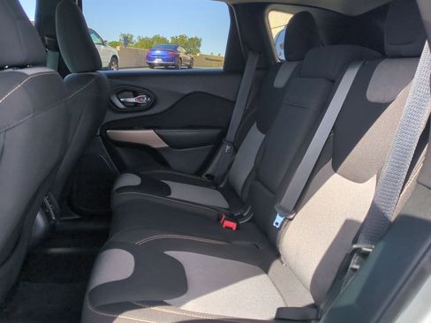 Used 2018 Jeep Cherokee Latitude w/ Altitude Package image 21