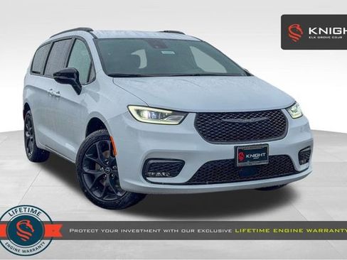 New 2026 Chrysler Pacifica Select image 1