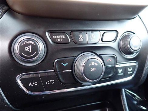 Used 2017 Jeep Cherokee Latitude w/ Safety/Convenience Group AWD/4WD image 20