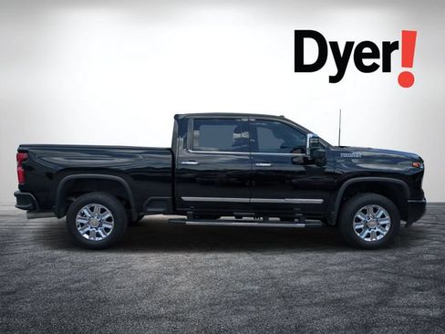 Used 2024 Chevrolet Silverado 2500 High Country w/ High Country Premium Package AWD/4WD image 2