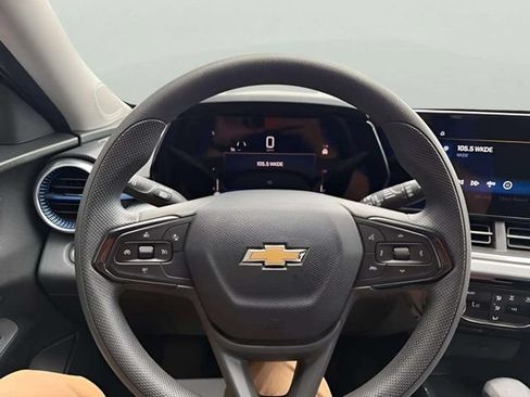 Used 2025 Chevrolet Trax LT FWD image 9