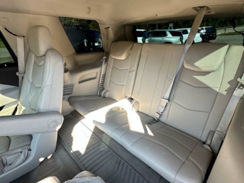 Used 2017 Cadillac Escalade Luxury AWD/4WD image 25