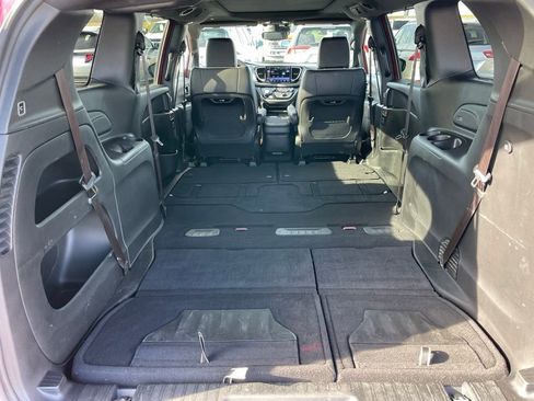 Used 2025 Chrysler Pacifica Limited FWD image 36