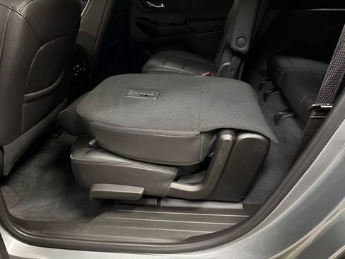 Used 2023 Chevrolet Traverse RS image 37