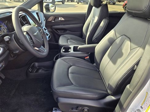 New 2026 Chrysler Pacifica Select image 5
