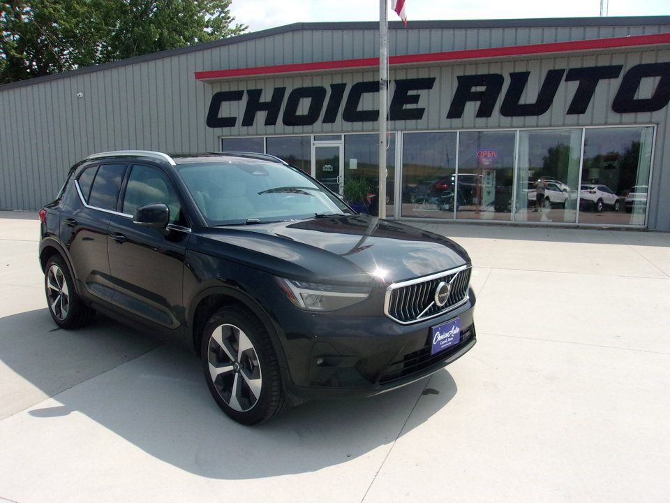 Used 2024 Volvo XC40 B5 Plus AWD/4WD image 1