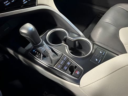 Used 2018 Toyota Camry XLE FWD image 26