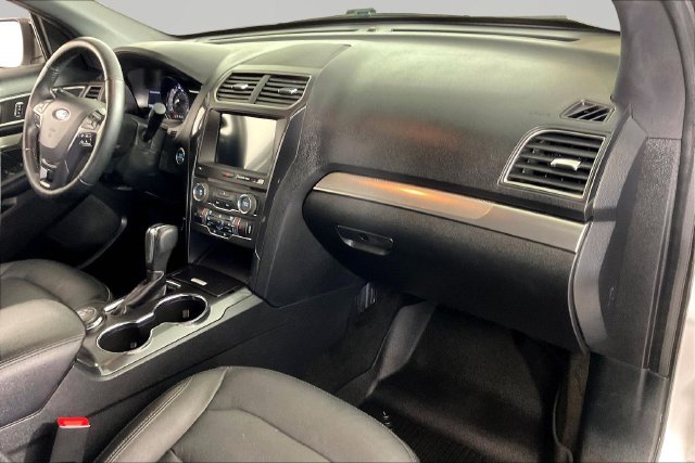 Used 2018 Ford Explorer XLT w/ Equipment Group 202A AWD/4WD image 24