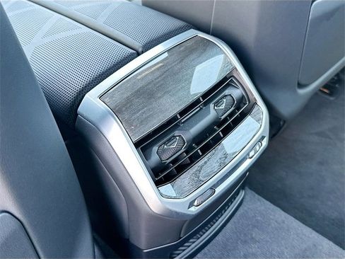 Used 2024 BMW i7 xDrive60 w/ Executive Package image 25