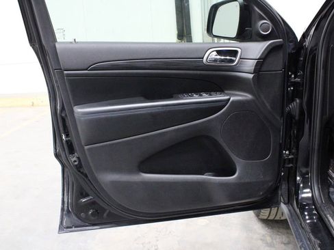 Used 2019 Jeep Grand Cherokee Laredo image 18