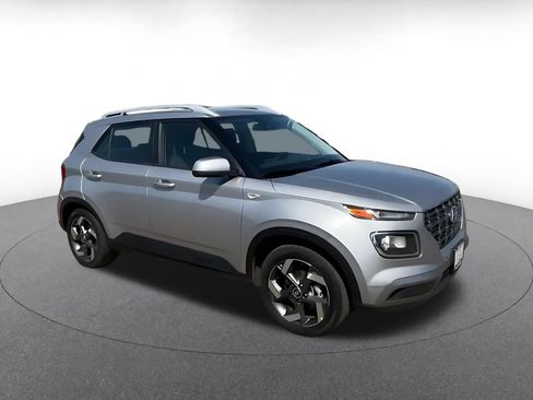 Used 2025 Hyundai Venue SEL FWD image 2