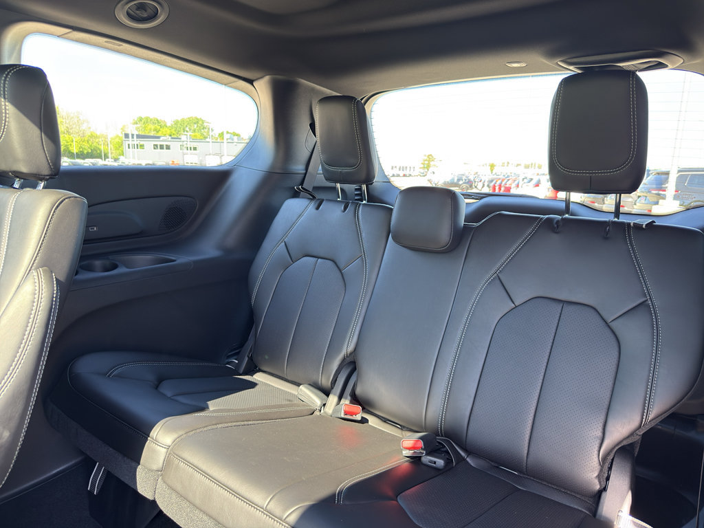 New 2027 Chrysler Pacifica Select w/ Family Tech Group AWD/4WD image 35