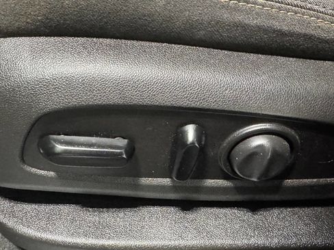 Used 2019 Chevrolet Equinox LT w/ Driver Convenience Package FWD image 11