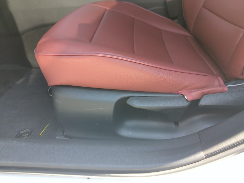 Used 2025 Toyota Prius LE FWD image 12