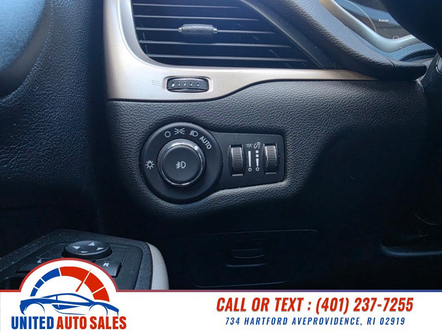 Used 2017 Jeep Cherokee Limited AWD/4WD image 18