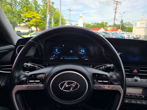 Used 2023 Hyundai Elantra Limited w/ Preferred Accessory Package FWD image 12