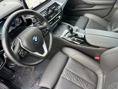 Used 2023 BMW 530e w/ Convenience Package image 10