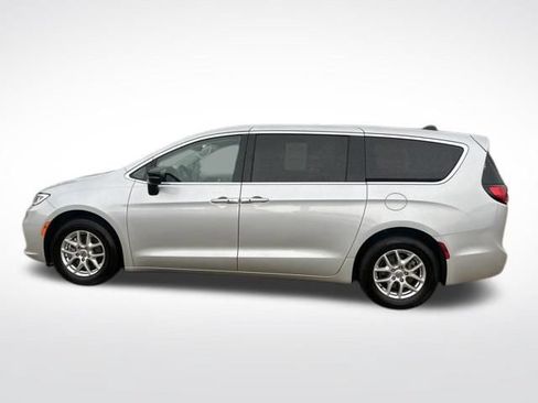 Used 2024 Chrysler Pacifica Touring-L FWD image 6