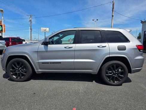 Used 2018 Jeep Grand Cherokee Altitude AWD/4WD image 9