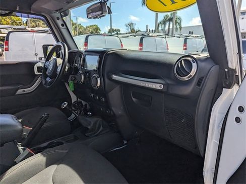 Used 2017 Jeep Wrangler Unlimited Sahara w/ Connectivity Group image 15