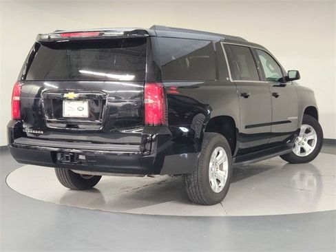 Used 2018 Chevrolet Suburban LT image 2