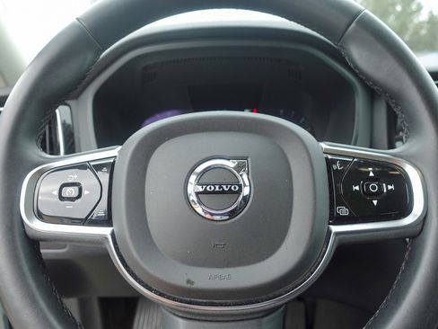 Used 2023 Volvo XC60 B5 Plus image 13
