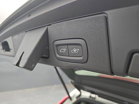 Used 2023 Volvo XC60 B5 Plus image 42