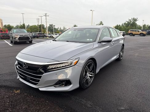 Used 2022 Honda Accord Touring image 2