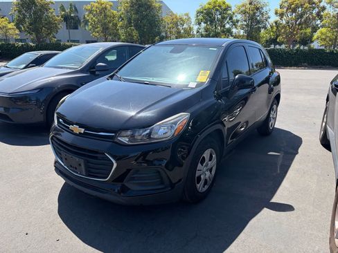Used 2018 Chevrolet Trax LS FWD image 1