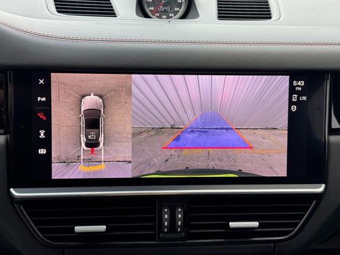 Used 2022 Porsche Cayenne GTS w/ Premium Package image 31