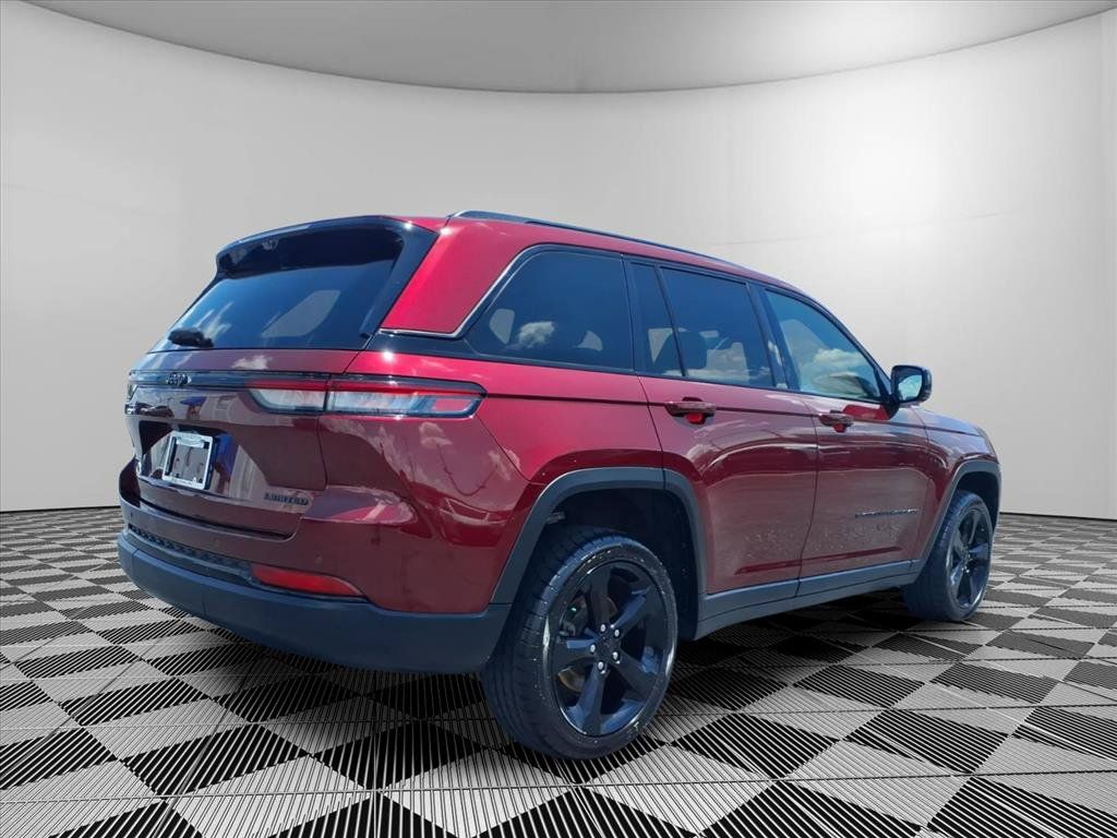 Used 2023 Jeep Grand Cherokee Limited w/ Luxury Tech Group II RWD image 30