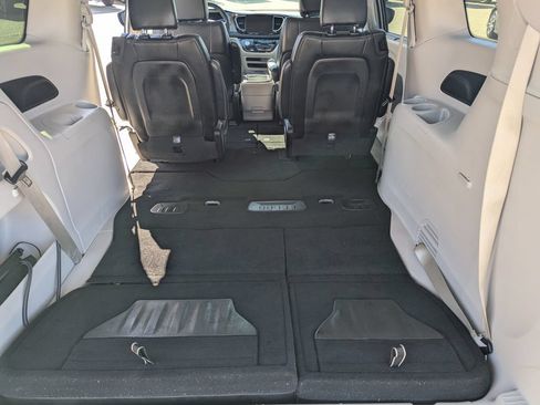 Used 2023 Chrysler Pacifica Touring-L FWD image 12