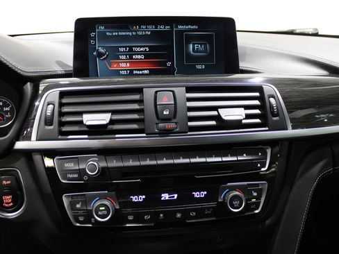 Used 2017 BMW M4 Convertible image 32