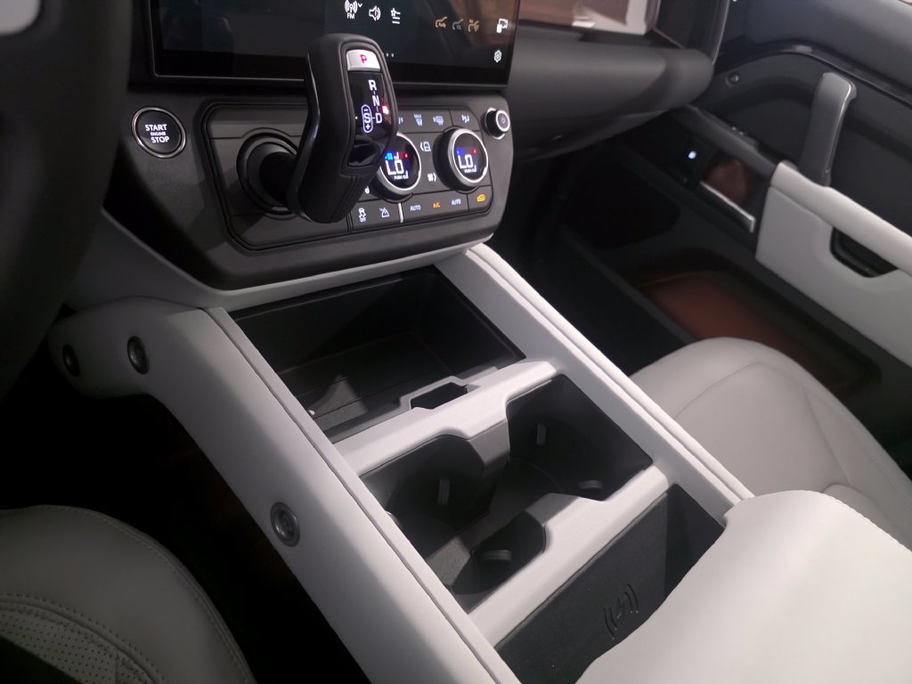 New 2026 Land Rover Defender 110 X-Dynamic SE AWD/4WD image 24