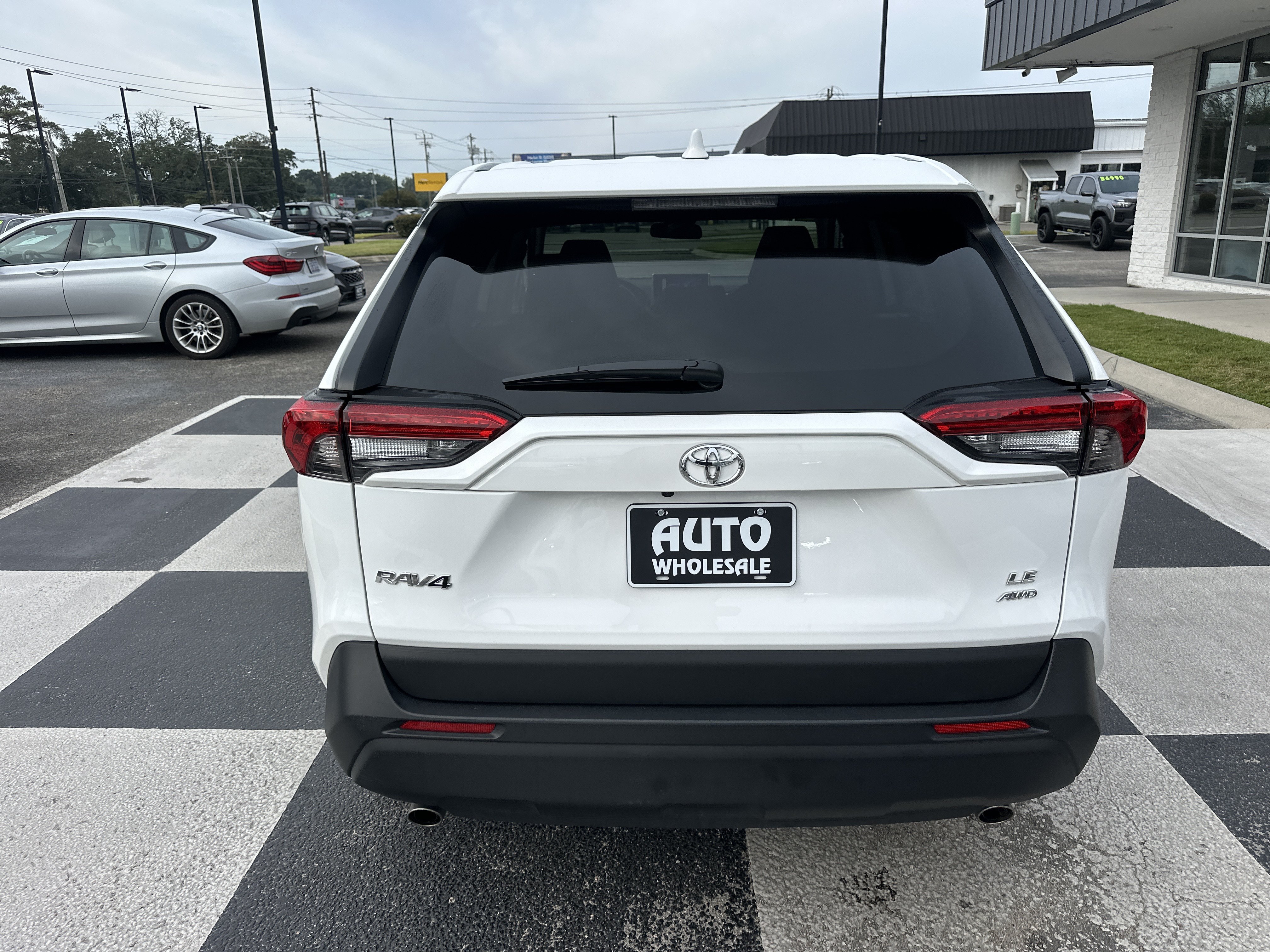 Used 2025 Toyota RAV4 LE AWD/4WD image 4