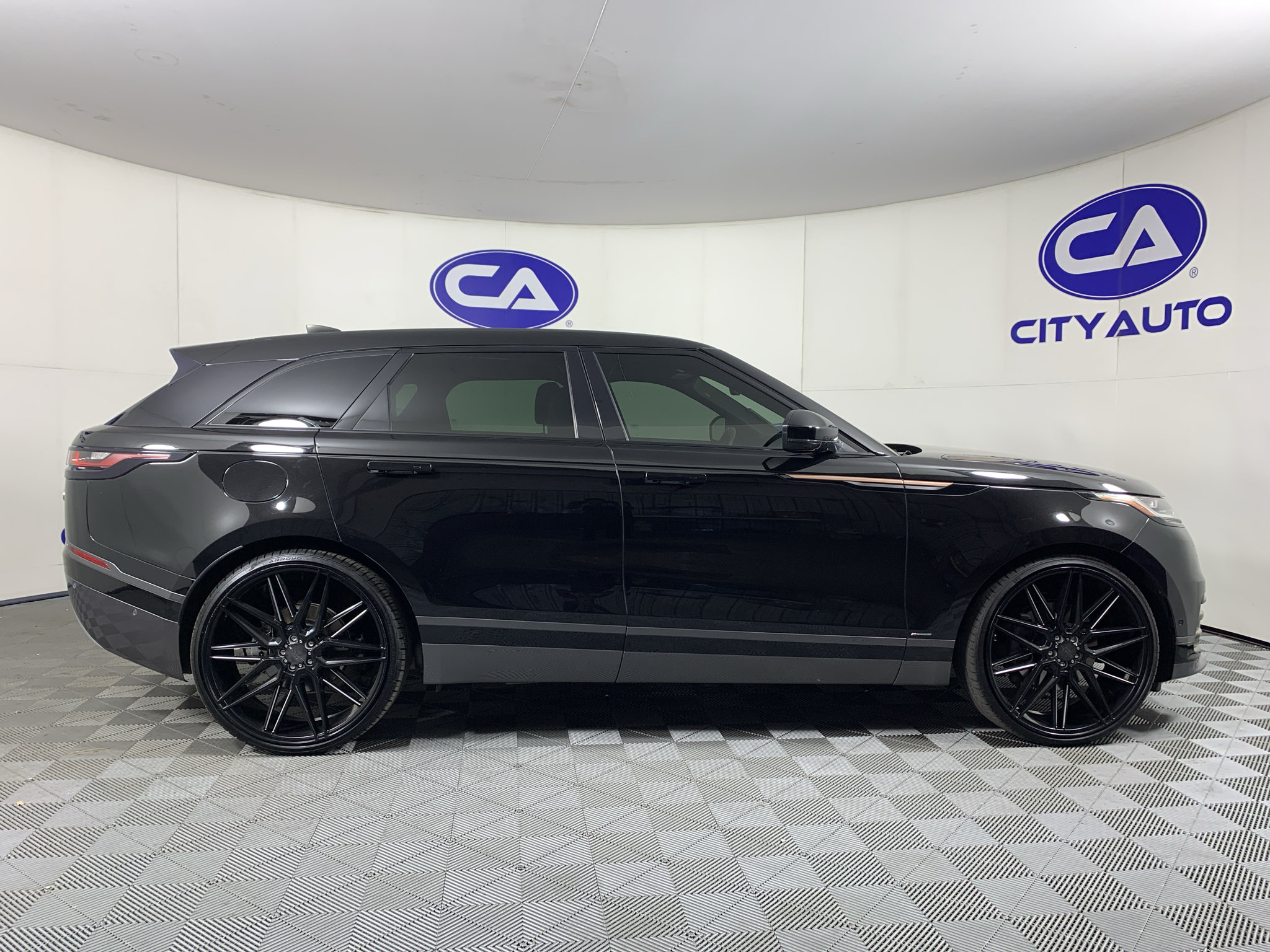 Used 2018 Land Rover Range Rover Velar R-Dynamic SE AWD/4WD image 2