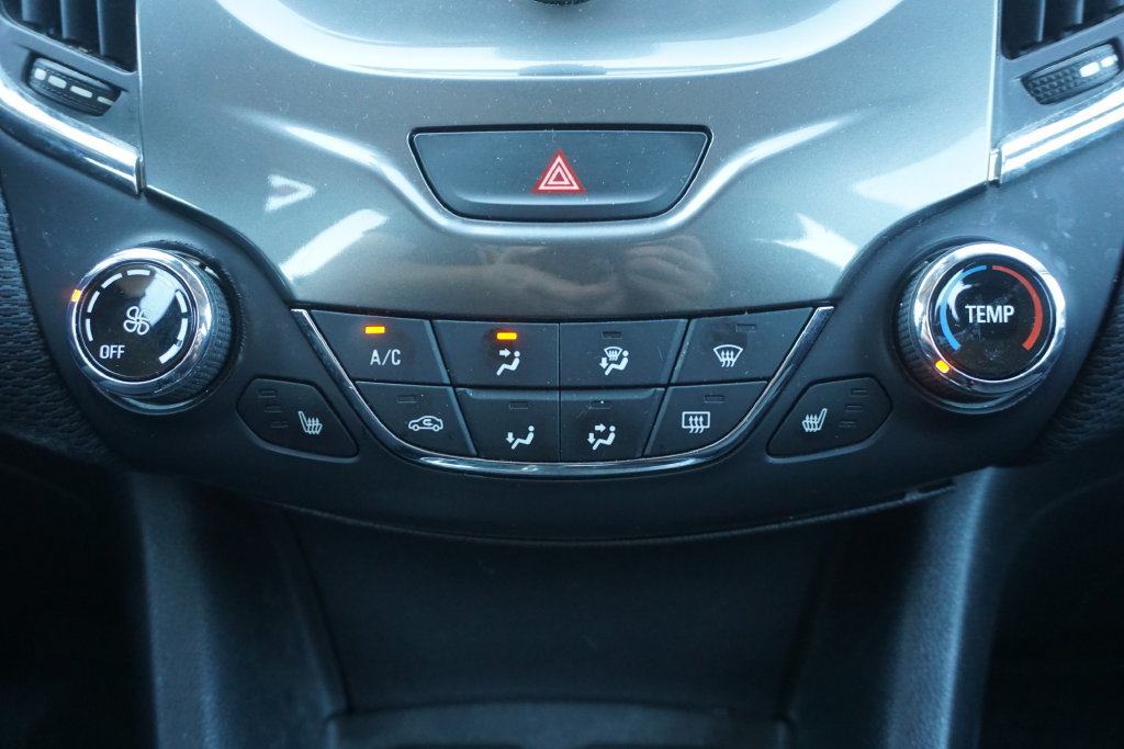 Used 2018 Chevrolet Cruze LT w/ Convenience Package FWD image 12