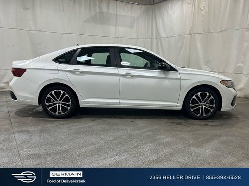 Used 2022 Volkswagen Jetta Sport image 9