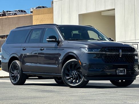 New 2026 Lincoln Navigator L Reserve w/ Jet Appearance Package AWD/4WD image 1