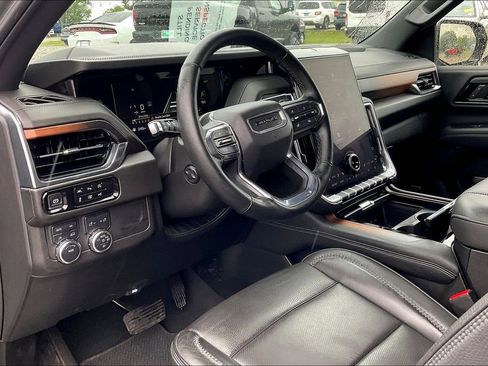 Used 2025 GMC Yukon XL Denali AWD/4WD image 13