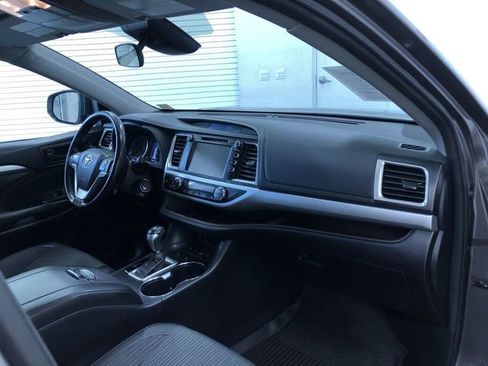 Used 2017 Toyota Highlander Plus AWD/4WD image 24