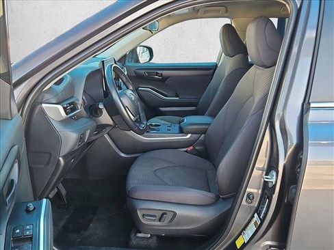 Used 2025 Toyota Highlander LE FWD image 15
