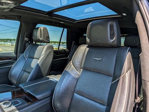 Used 2023 Cadillac Escalade Premium Luxury AWD/4WD image 15
