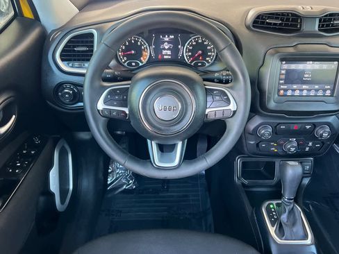 Used 2018 Jeep Renegade Latitude FWD image 14