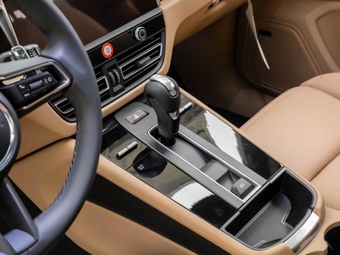 Certified 2026 Porsche Macan AWD/4WD image 13