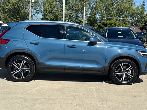 Certified 2025 Volvo XC40 B5 Core image 2