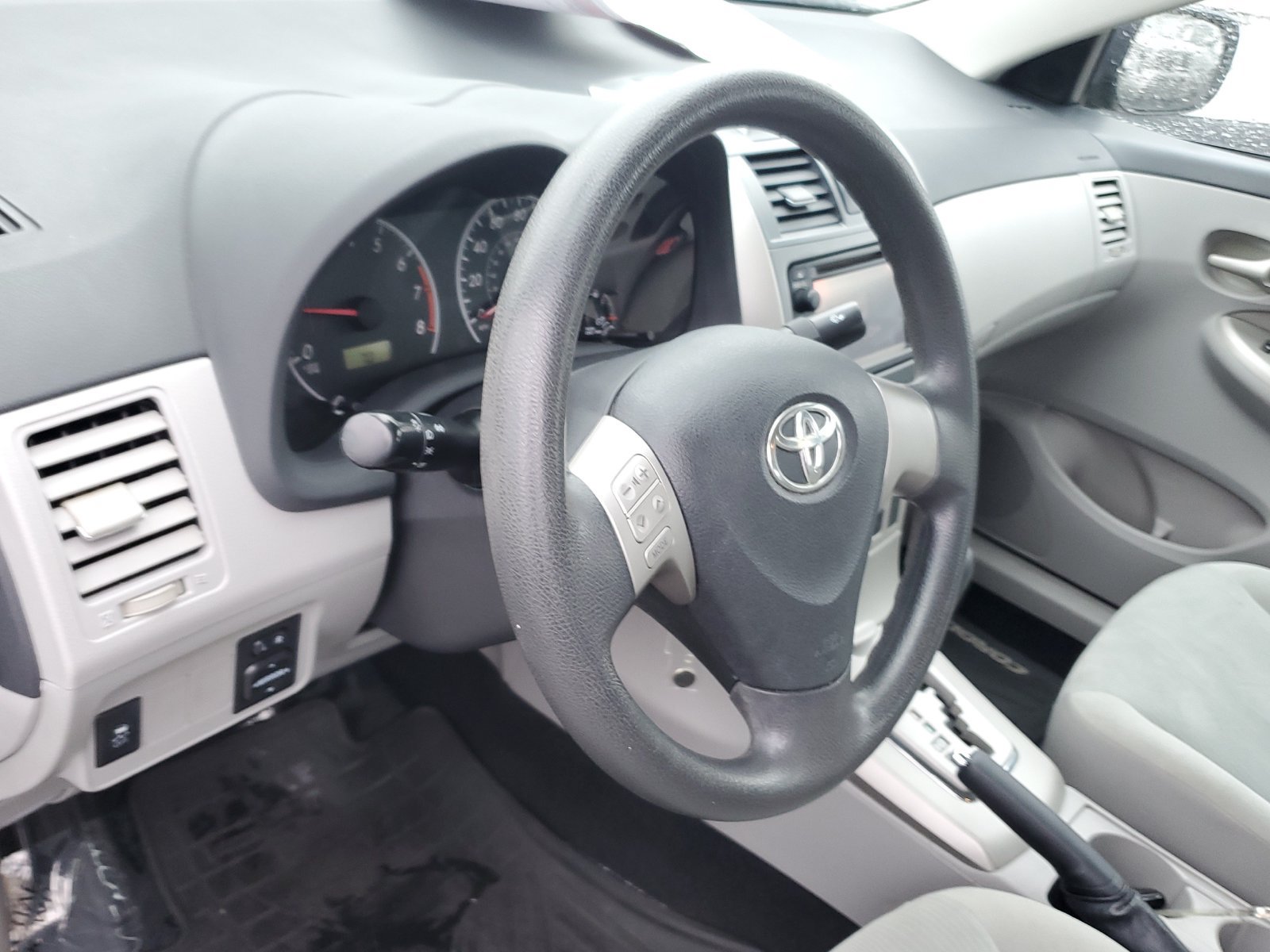 Used 2013 Toyota Corolla LE FWD image 18