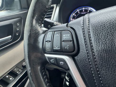 Used 2014 Toyota Highlander Limited w/ Preferred Accessory Package image 22