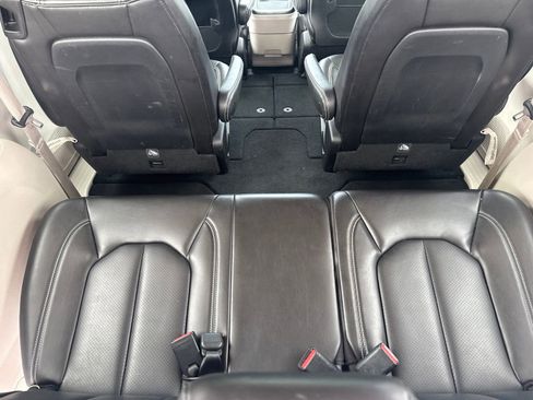 Used 2023 Chrysler Pacifica Touring-L FWD image 29
