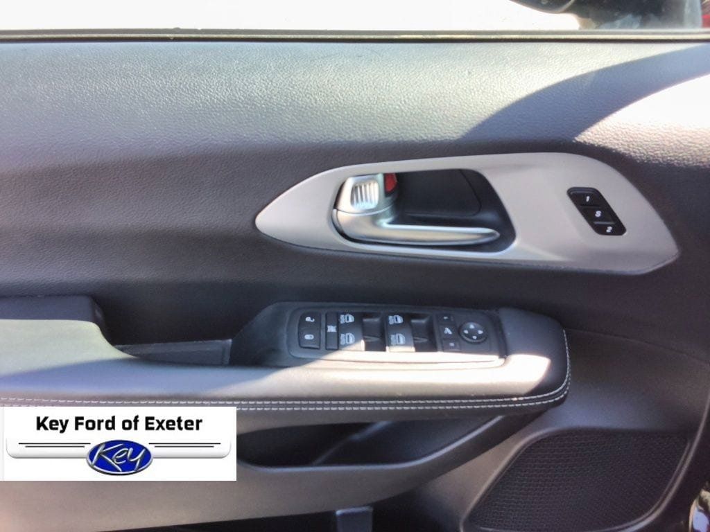Used 2025 Chrysler Pacifica Limited FWD image 17